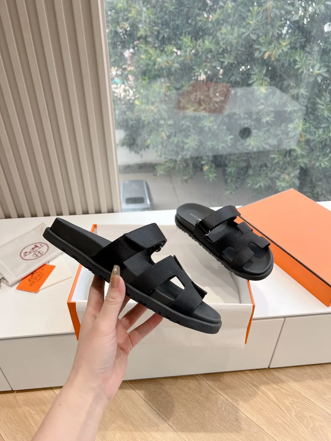 👟👟Ex-factory price 440👟👟 (Top version) H family 2024 spring and summer new style HERMES Hermes' recently popular couple's shoes, pig nose angle sandals and slippers, paired with various colorful socks, very trendy. Upper lining: imported original leather. Outsole: non-slip and wear-resistant outsole. Size: female 35-42 (40/42 non-returnable and non-exchangeable) Men’s size: 39-45 (45 is non-refundable and non-exchangeable)